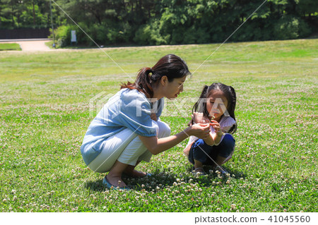 Happy mother and daughter 41045560