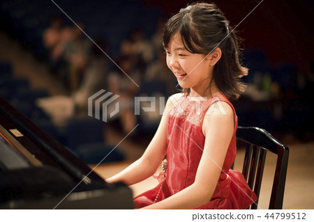 Piano recital 44799512