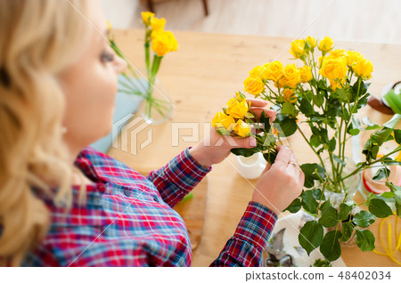 Small business. Flowers delivery top view. Florists creating order, making rose bouquet in flower 48402034