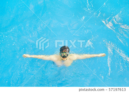 Man in underwater mask 57197613