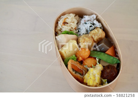 Lunch box of cooked rice 58821258