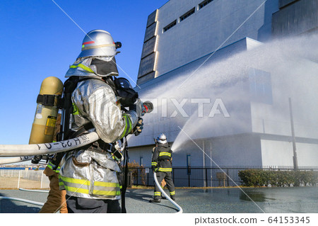 Fire brigade simultaneous water discharge (fire fighting) 64153345