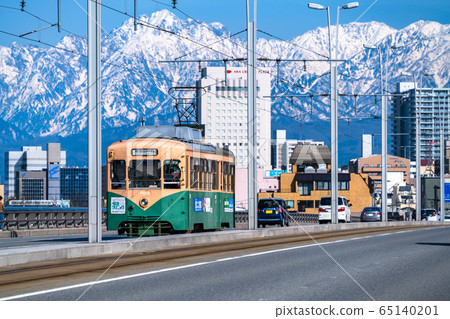 《富山縣》富山市容，電車和立山山脈 65140201