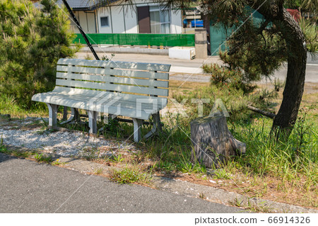 An old beach bench where you can rest in the shade 66914326