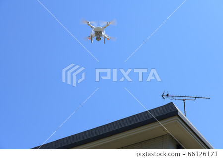 Roof inspection by drone (viewed from the ground) 66126171