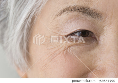 Eyes of senior women 68624590