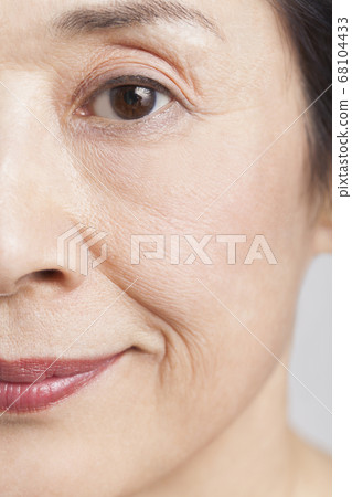 Eyes of senior women 68104433