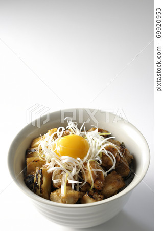 A bowl of white-haired green onions and egg yolk on top of a charcoal-grilled yakitori (white background) 69920953