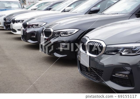 Cars that line up with dealers, imported cars, BMW 69155117