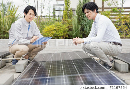 一名商人，檢查一塊太陽能電池板 71167264