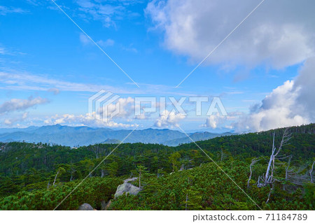 From the summit of Mt. Kitaokusenjodake in Yamanashi (Nagano) to the north (Nagamine, Goroyama, Mt. Ogura) 71184789