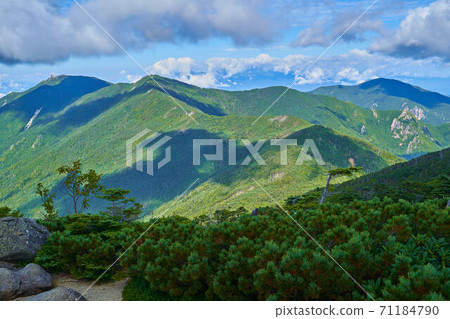 從山梨縣（長野縣）的北北千住山的山頂到西北側（山手兼峰山） 71184790