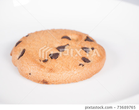 Chocolate chip cookie 73689765