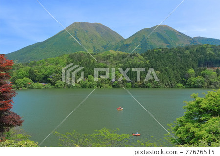 [Shimane Prefecture] Floating pond and Mt. Sanbe under sunny weather 77626515