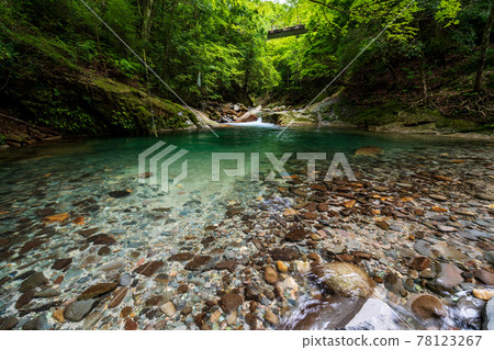 Scenery of a waterfall that flows down into the clear stream Takemakeikoku when it is fresh green 78123267