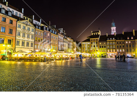 Old town sqare in Warsaw 78135364