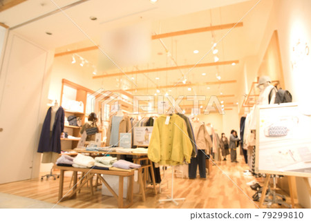 [Osaka] Shopping at a shopping mall << Out Focus >> 79299810