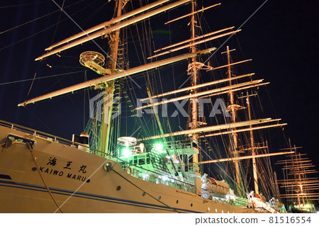 Midnight "Nippon Maru" and "Kaiwo Maru" moored at Kobe Port 81516554