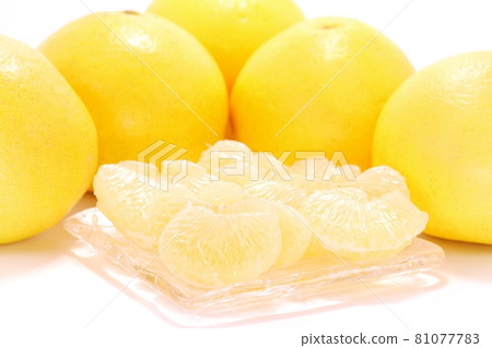 Tosa Pomelo, Kochi Prefecture, large citrus fruits, peeled pulp, bright background 81077783