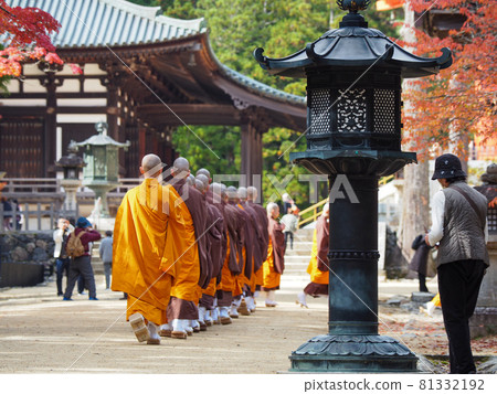 Koyasan monk's morning service 81332192