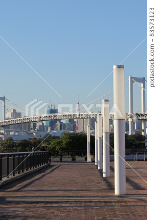 Scenery of Odaiba overlooking the Rainbow Bridge 83573123