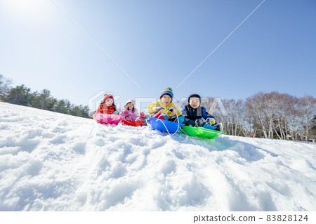 孩子們在雪地公園裡玩雪橇 83828124