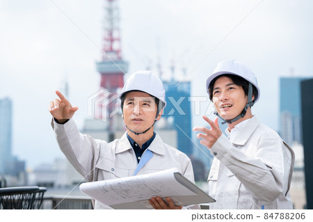 Businessman looking at drawings at construction site Photo cooperation: WEEK Shibadaimon (Sun Frontier Fudousan) 84788206