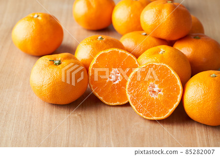 Mandarin oranges cut in half 85282007