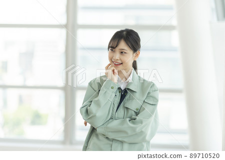 Image of young female engineer 89710520