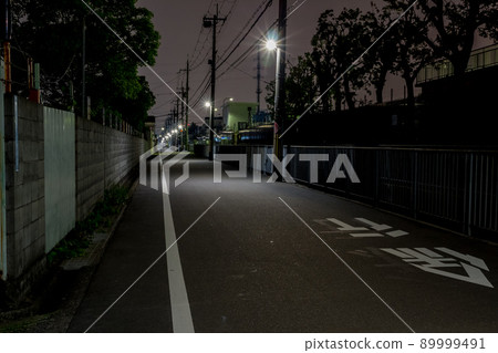 A night road with an unpopular streetlight at midnight 89999491