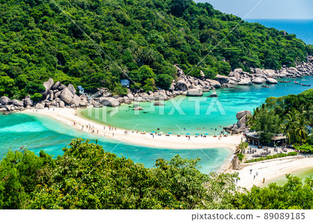 Aerial view of Koh Nang Yuan island seen from the popular viewpoint on the Nang Yuan island 89089185