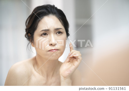 Arafif woman heading to the mirror Skin care Skin troubles image 91131561