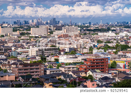 《東京》夏日天空都市風景、摩天大樓和市中心的住宅區 92529541