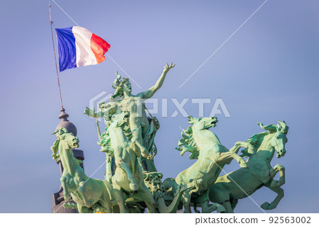 French flag and quadriga chariot of four horses in Paris, France 92563002