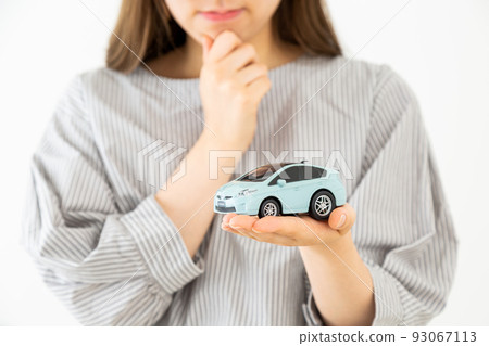 汽車和年輕女子 93067113