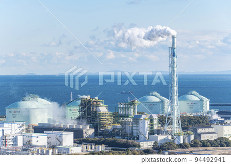 Thermal power plant in commercial operation with white smoke 94492941