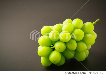 Glossy and shining grapes that look really delicious 94879142