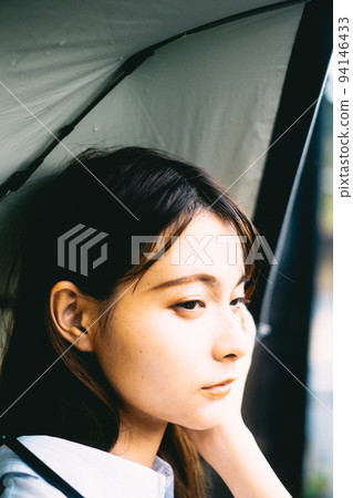 A woman holding an umbrella 94146433