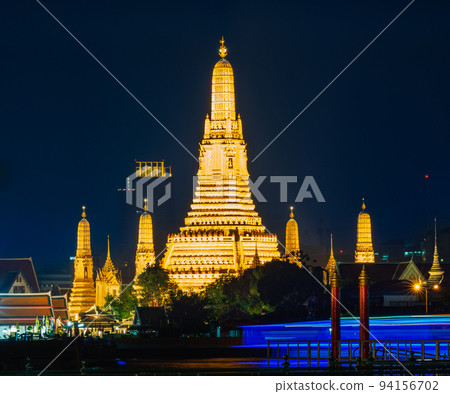 Bangkok Wat Arun night view 94156702