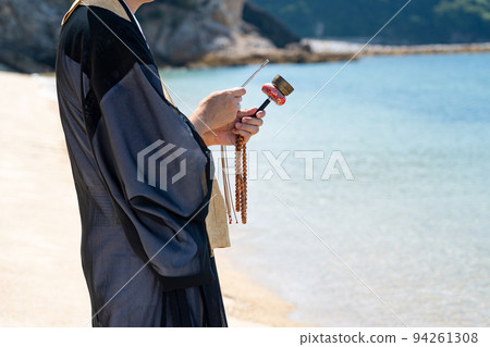 An image of ocean scattering where monks hold a memorial service in the sea 94261308