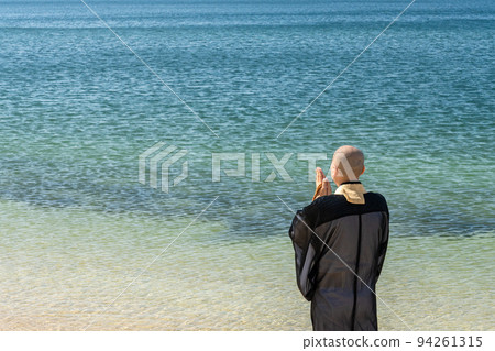 An image of ocean scattering where monks hold a memorial service in the sea 94261315