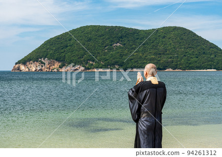 An image of ocean scattering where monks hold a memorial service in the sea 94261312