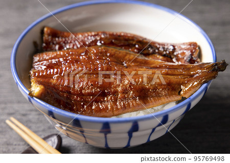 Delicious eel bowl, topped with 2 pieces of eel 95769498