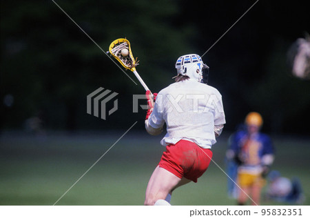 Lacrosse players 95832351