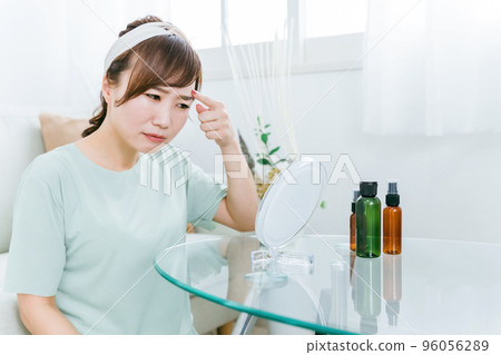 Japanese woman who is worried about eyebrows and eyebrows while making up 96056289