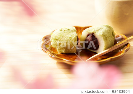 Uguisu rice cake with a wood grain background 98483904