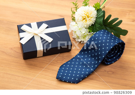 gifts for men on the desk 98826309