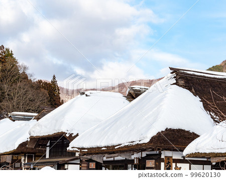 日本的原始風景 大內宿的冬天風景 茅草屋頂上的雪和冰柱 99620130