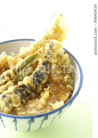 Tendon topped with conger eel, eggplant, pumpkin and green bean tempura 99648439