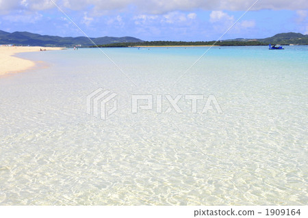 Shallow beach 1909164